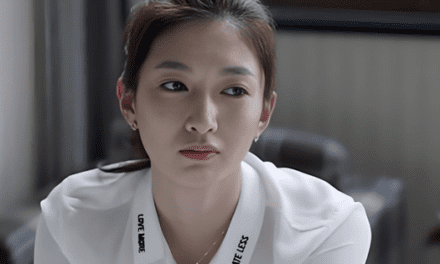 Biểu hiện của chồng khi thấy vợ thăng tiến và cách xử lý hợp lý