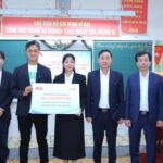 Hỗ trợ học sinh vùng lũ khởi động lại hành trình đến trường