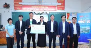 Hỗ trợ học sinh vùng lũ khởi động lại hành trình đến trường