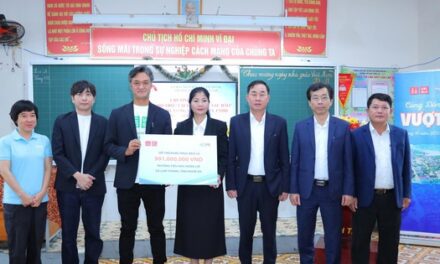 Hỗ trợ học sinh vùng lũ khởi động lại hành trình đến trường