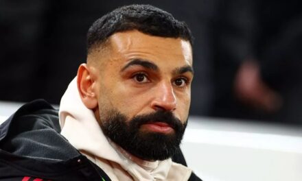 Salah dự bị trận 3 liên tiếp: Ngoại hạng Anh có biến ở Liverpool