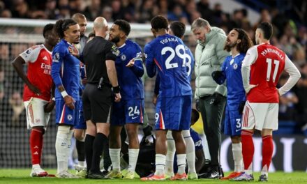 Thẻ đỏ Caicedo làm khó Chelsea trong cuộc đua vô địch ngoại hạng