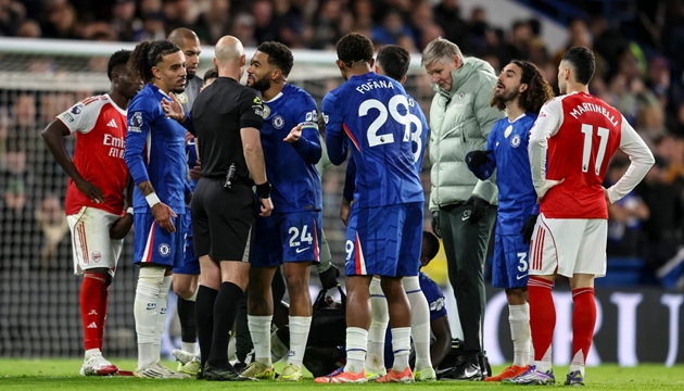 Thẻ đỏ Caicedo làm khó Chelsea trong cuộc đua vô địch ngoại hạng