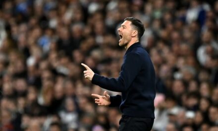 Xabi Alonso nhận sự ủng hộ mạnh mẽ từ HLV Elche trong biến động