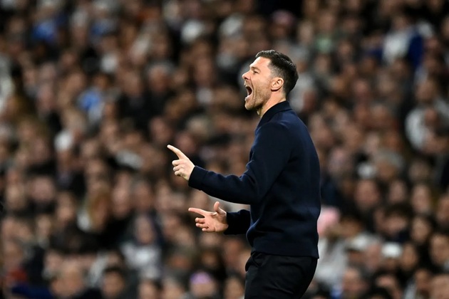 Xabi Alonso nhận sự ủng hộ mạnh mẽ từ HLV Elche trong biến động