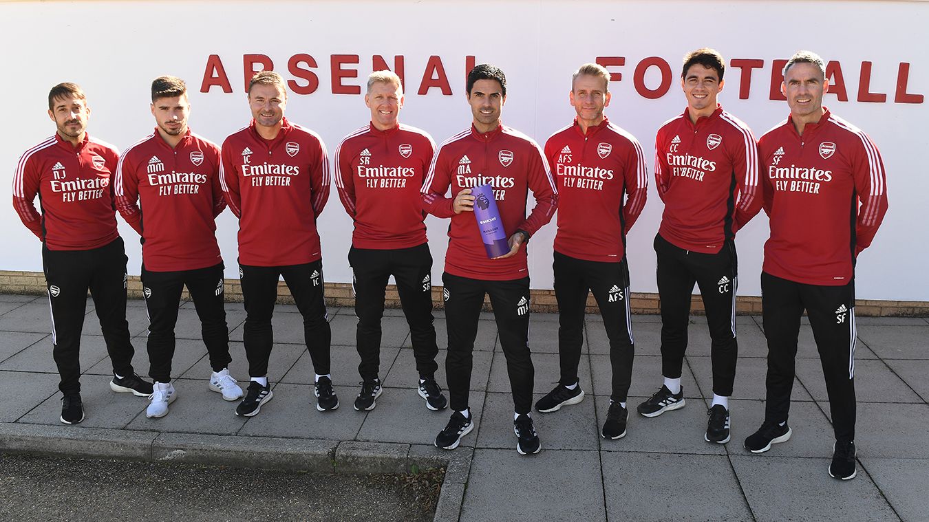 arsenal-lot-xac-ve-ban-linh-va-not-tram-mang-ten-eze-1