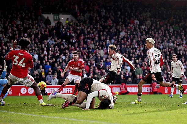 Điểm nhấn Forest Liverpool: Alisson xuất thần, Salah nhạt nhòa