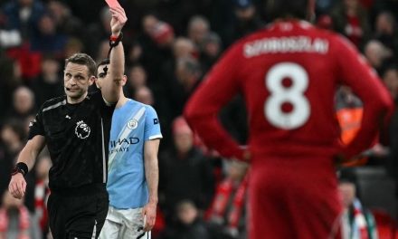 Mark Halsey khẳng định VAR đúng, bác bỏ lập luận Gary Neville