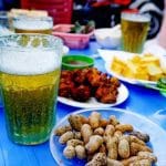 Vì sao khó uống 2 lít nước hơn uống 10 cốc bia?