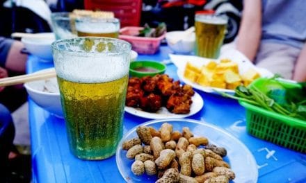 Vì sao khó uống 2 lít nước hơn uống 10 cốc bia?
