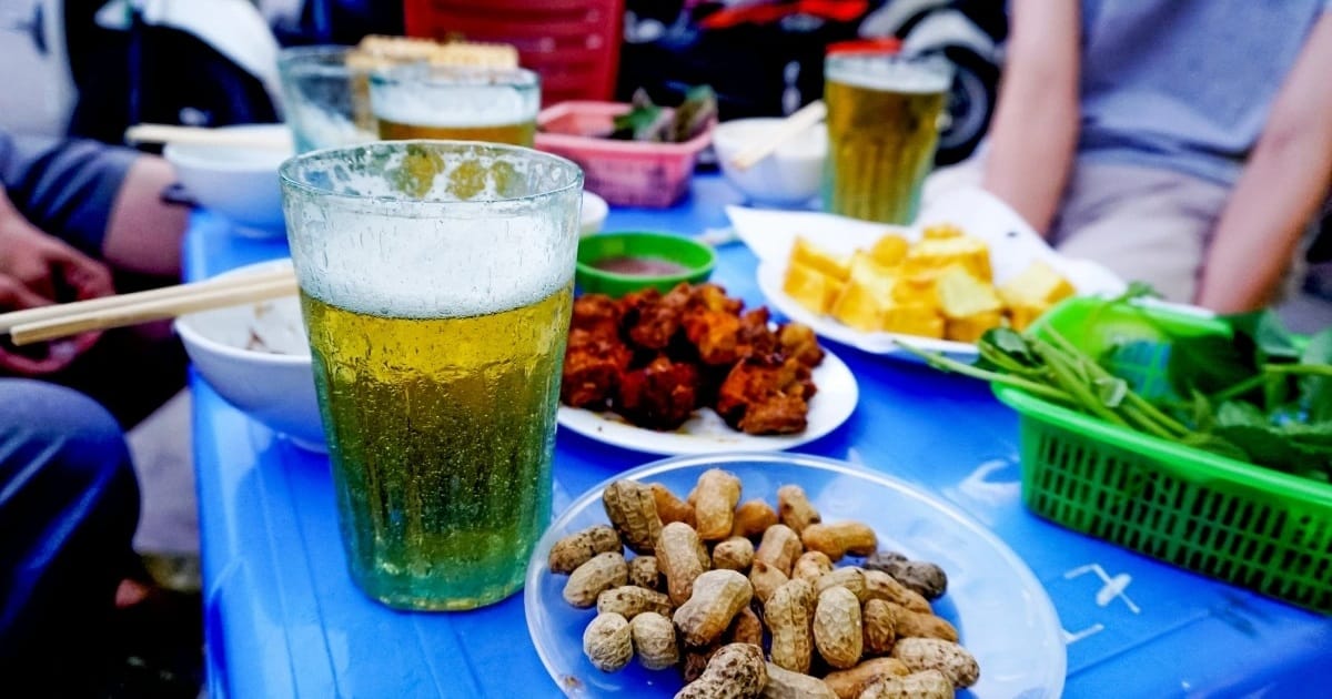 Vì sao khó uống 2 lít nước hơn uống 10 cốc bia?